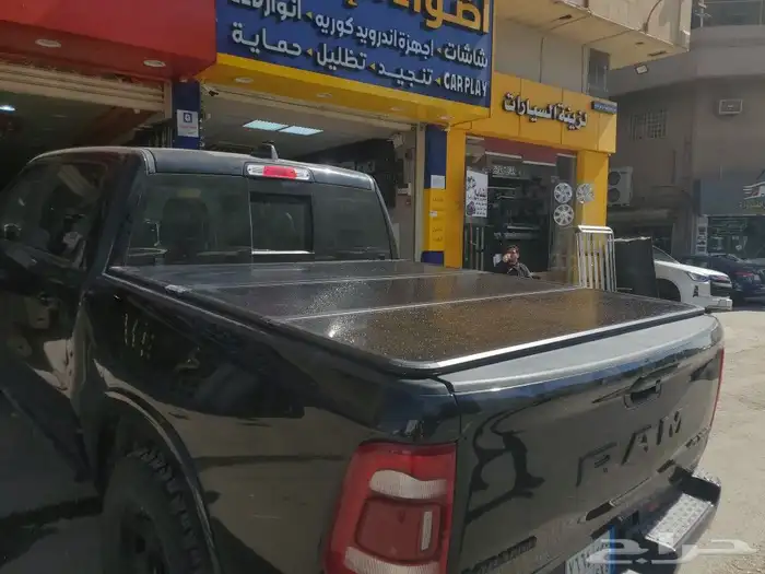 غطاء صندوق شاحنة صلب ثلاثي الطيات متوافق مع دودج رام 6