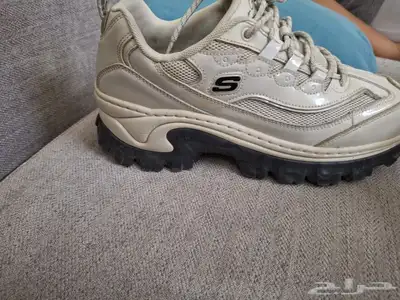 حذاء نسائي من سكتشر شبه جديد بسعر مخفض 1