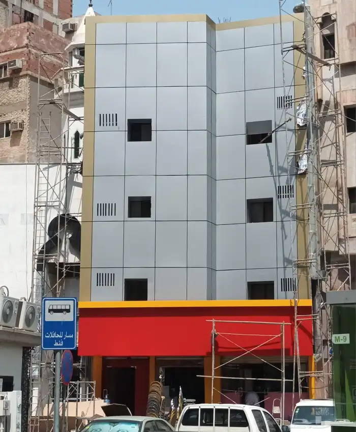 تركيب لوحات حروف بارزة بنر استيكرات صيانة لوحات واجهات كلادن 9