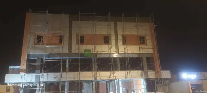 تركيب لوحات حروف بارزة بنر استيكرات صيانة لوحات واجهات كلادن 3