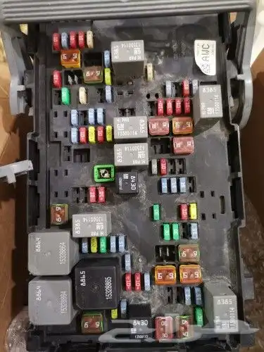 علبة فيوزات سوبربان تاهو 2012 0