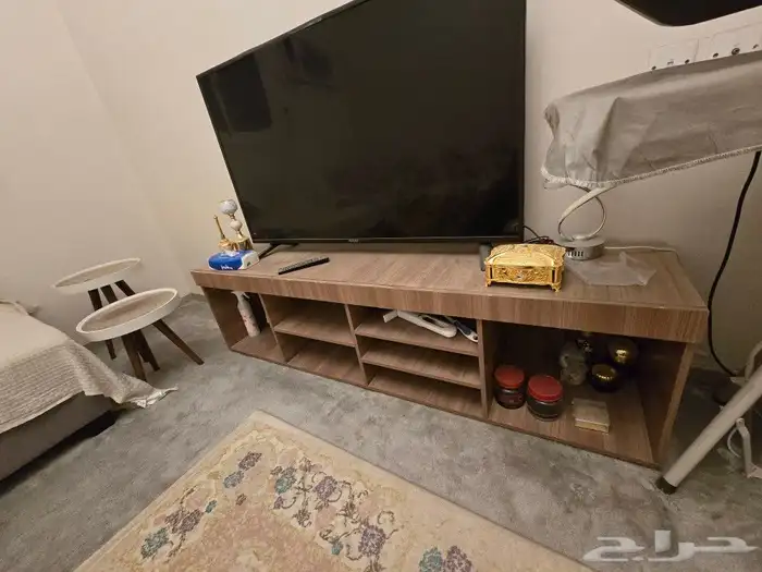 طاوله و شاشة 0