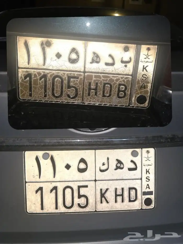 لوحتين لسيارتين تحمل أرقام موحده 0