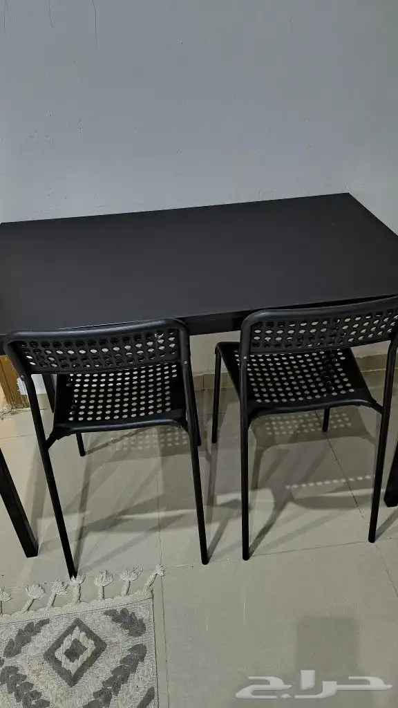 طاولة ايكيا وكراسي 1