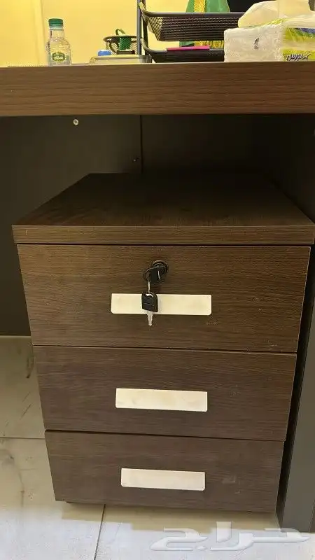 للبيع طاولة مكتب خشبية و كرسي 0
