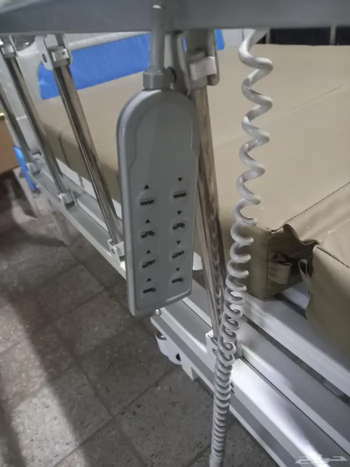 سرير طبي نظيف جدا مع فرشته 1