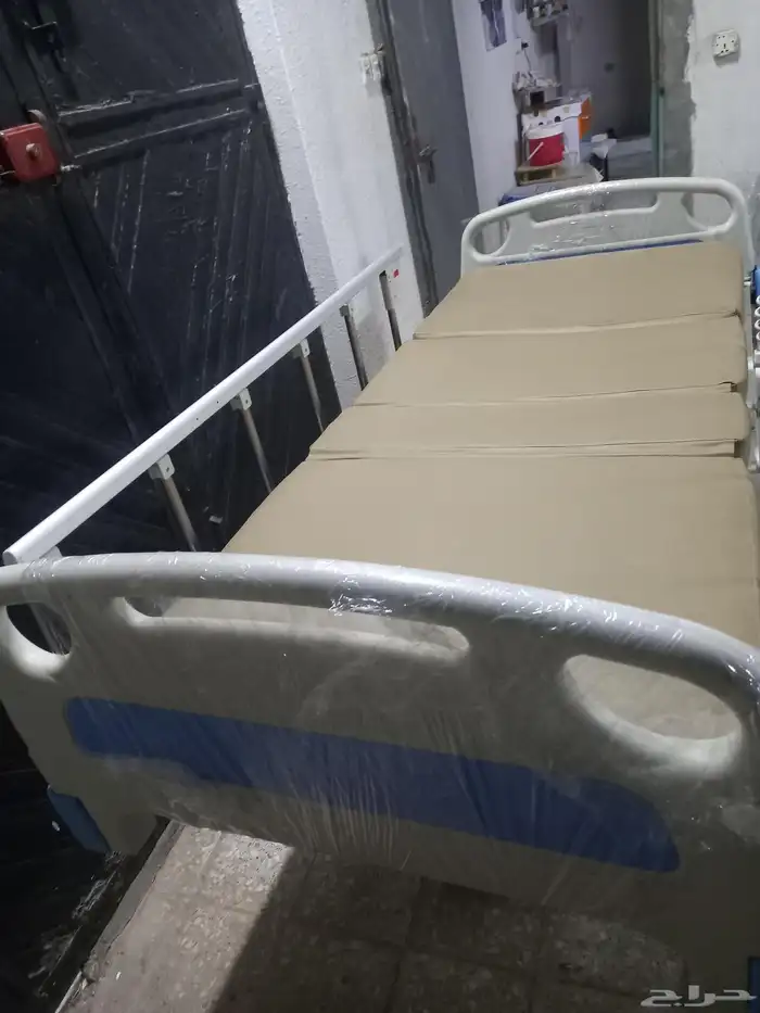سرير طبي نظيف جدا مع فرشته 0