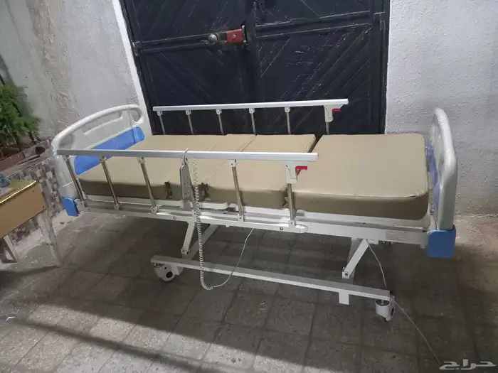 سرير طبي نظيف جدا مع فرشته 2
