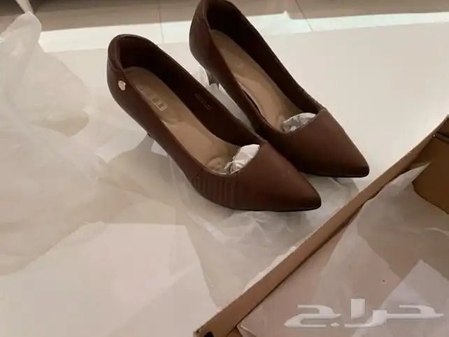 حذاء عالي الكعب   اللون بني غامق ناعم ومريح جدا من الداخل 0