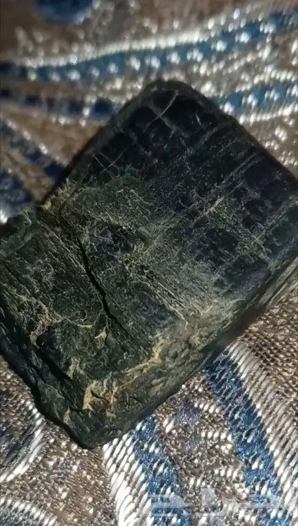 Raw black tourmaline stone... خام حجر التورمالين الأسود 1