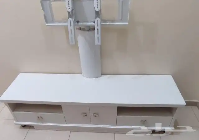 طاولة شاشة ايكيا مستخدمة ونظيفة للبيع 0