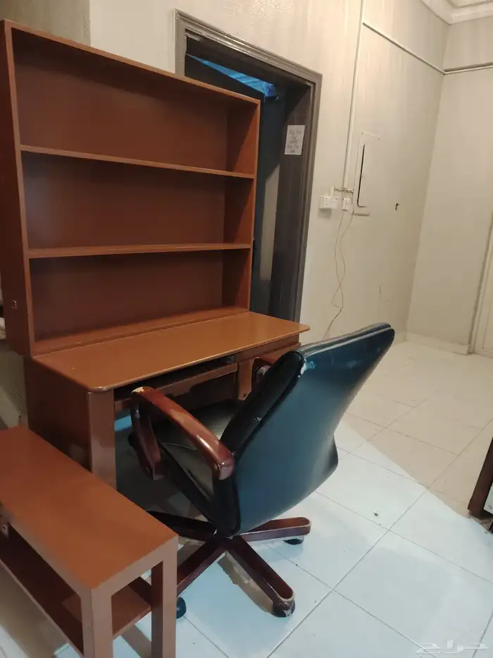 مكتب إضاءة سقف وموكيت و كرسي و إضاءة مكتب 2
