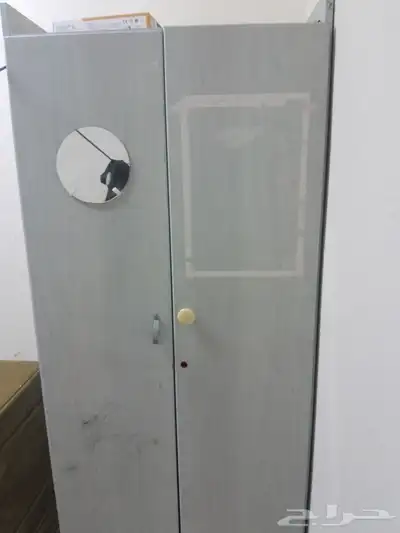 للبيع لدواعي السفر 2 سرير كبير 2كومدينه طاوله صغيره دولاب صغ 2