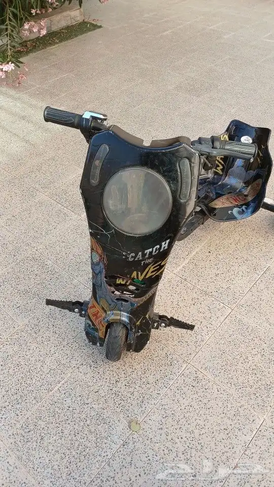 سكوتر اسود للبيع لايشكو من شيء. إلا كم حكه بسيطه 0