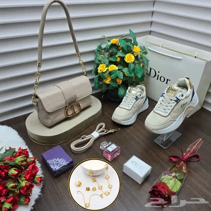 طقم نسائي تصميم ديور مع هدايا شامل التوصيل والشحن 1