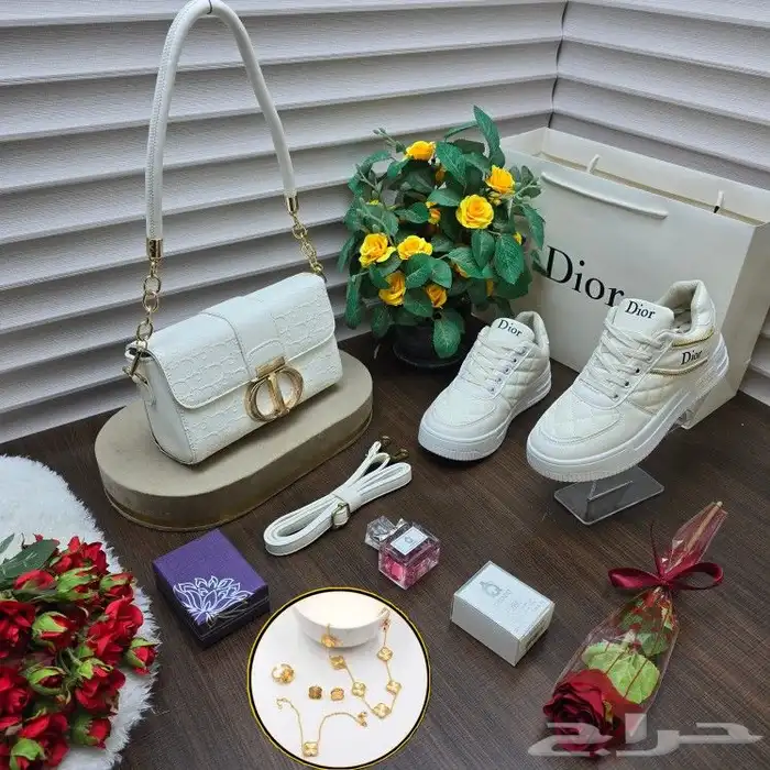 طقم نسائي تصميم ديور مع هدايا شامل التوصيل والشحن 2