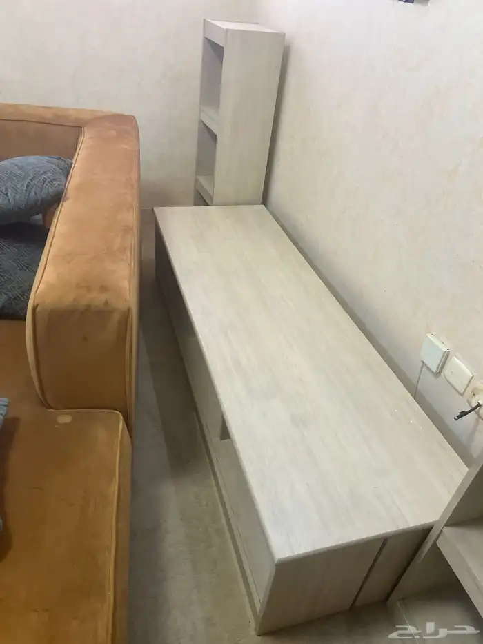 طاولة شاشة تلفاز وكنب مستعمل نظيف 3