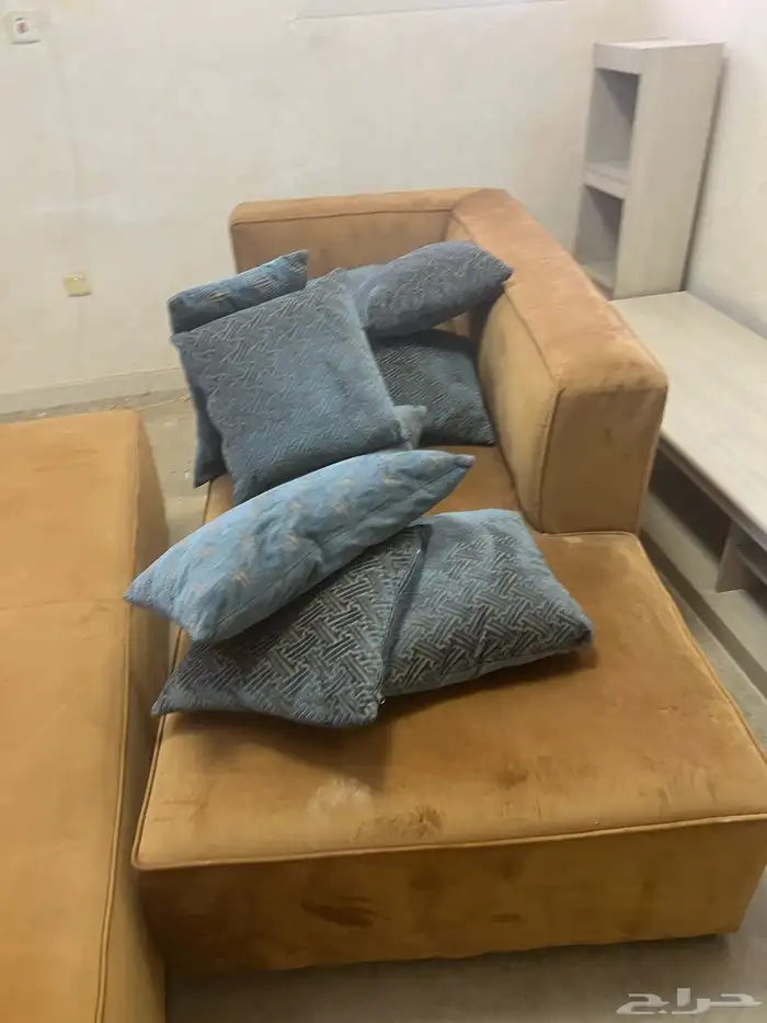 طاولة شاشة تلفاز وكنب مستعمل نظيف 4
