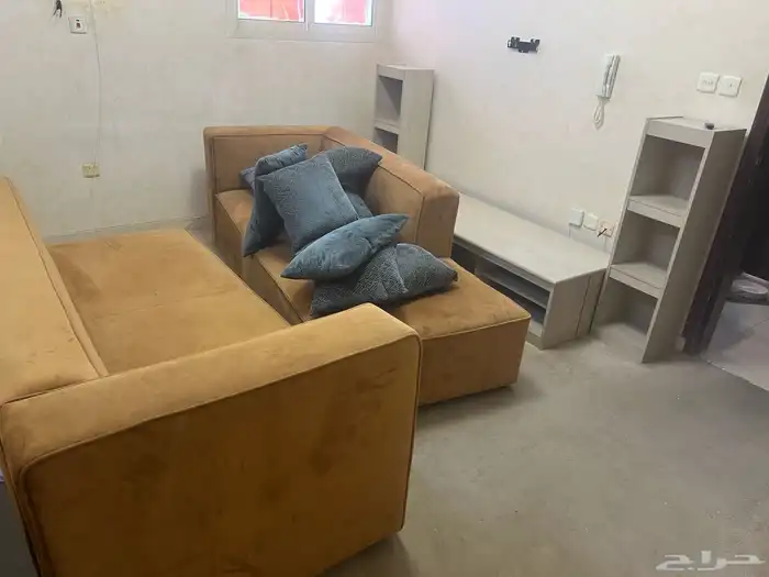 طاولة شاشة تلفاز وكنب مستعمل نظيف 1