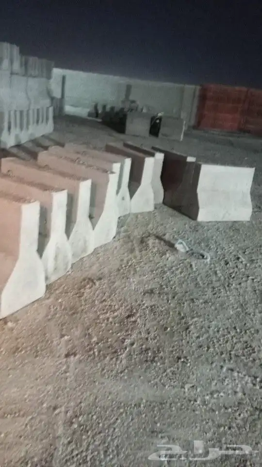 حواجز خرسانية قواعد اعمدة كهربائية قواعد لوحات اشارة 8