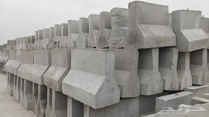 حواجز خرسانية قواعد اعمدة كهربائية قواعد لوحات اشارة 7