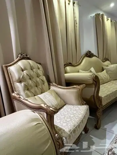 كنب كلاسيكي مستعمل مع طاولات ومخدات 6