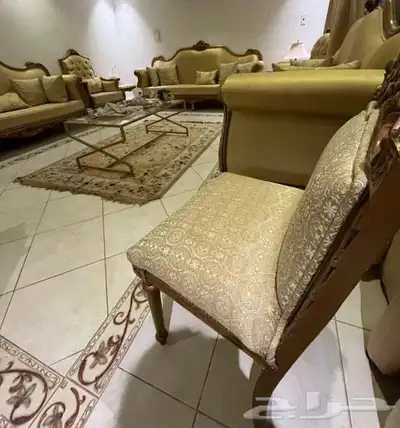 كنب كلاسيكي مستعمل مع طاولات ومخدات 4