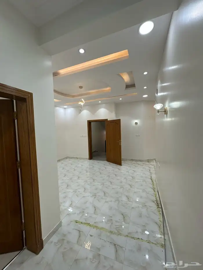 شقةه شبه جديده عواييل للايجار حي الجوهره 1
