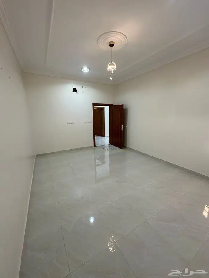 شقةه شبه جديده عواييل للايجار حي الجوهره 2