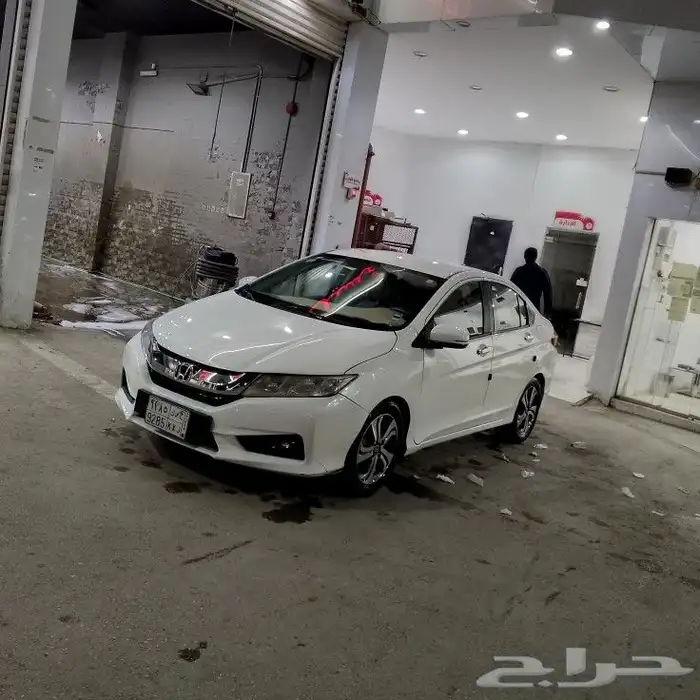 هوندا سيتي للبيع ممشى 24000 مكينه جير شرط مافيها شي فيها ك 4