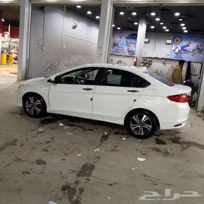 هوندا سيتي للبيع ممشى 24000 مكينه جير شرط مافيها شي فيها ك 3