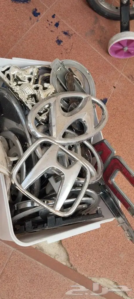 لجميع السيارات طيس وشعارات 1