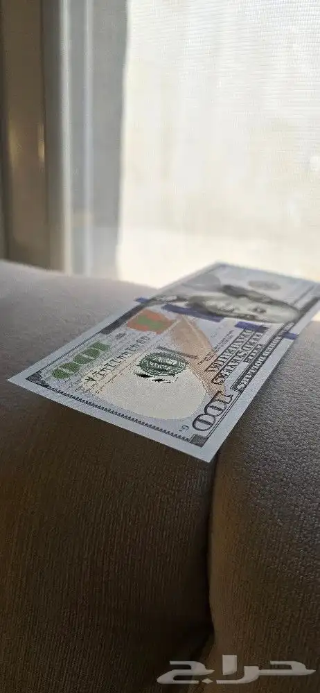 100 دولار برقم مميز 4