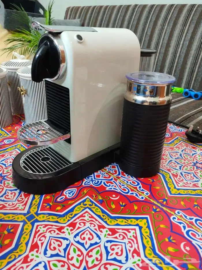 ماكينة القهوة كبسولات نسبرسو مع طقم كاسات مع عدد 2 شجر صغير 2