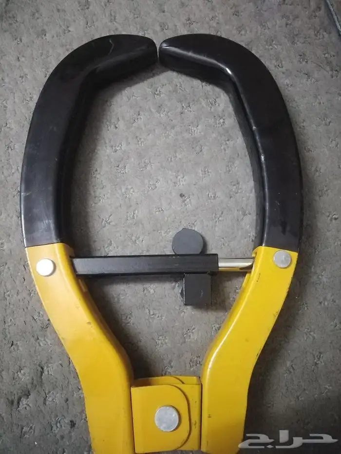 كلبشة سيارة مع مفتاحها 2