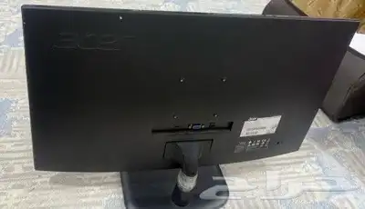 شاشه كمبيوتر شركه acer فيها كسر فوق من جهت اليمين 1