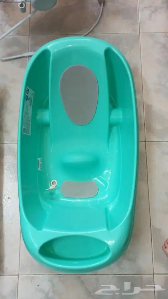 بانيو للاطفال ويوجد كرسي طعام 0