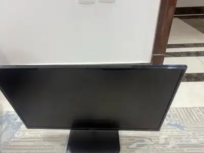 شاشه كمبيوتر شركه acer فيها كسر فوق من جهت اليمين 3