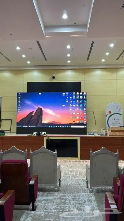 يوجد شاشات وصوتيات واضاءة وكراسي وكل ما يخص الحفل 6