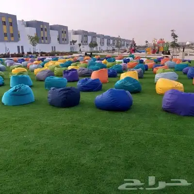 يوجد شاشات وصوتيات واضاءة وكراسي وكل ما يخص الحفل 9