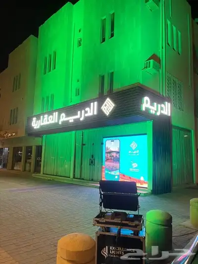 يوجد شاشات وصوتيات واضاءة وكراسي وكل ما يخص الحفل 7