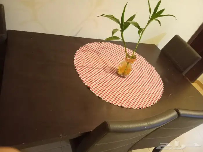 طاولة طعام مع ثلاث كراسي نوع ممتازه جدا سبب البيع السفر 0