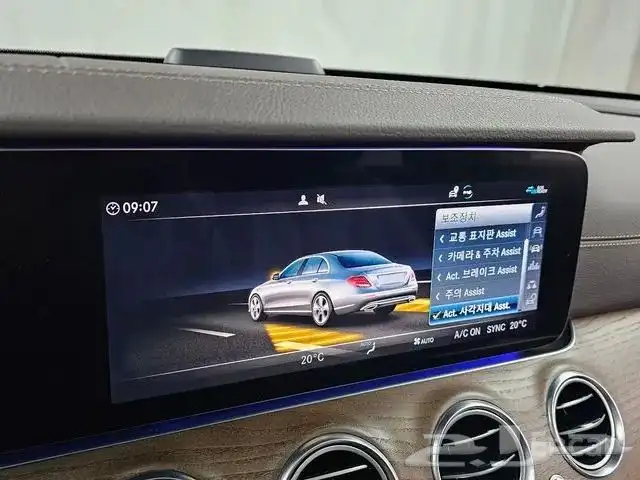 مرسيدس E300 4MATIC 2020 13