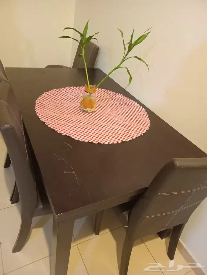 طاولة طعام مع ثلاث كراسي نوع ممتازه جدا سبب البيع السفر 1