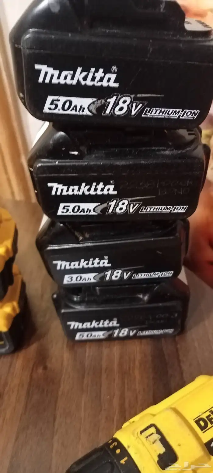 مجموعة من دريلات ديوالت و بطاريات الأصلية ومفك البراغي 1