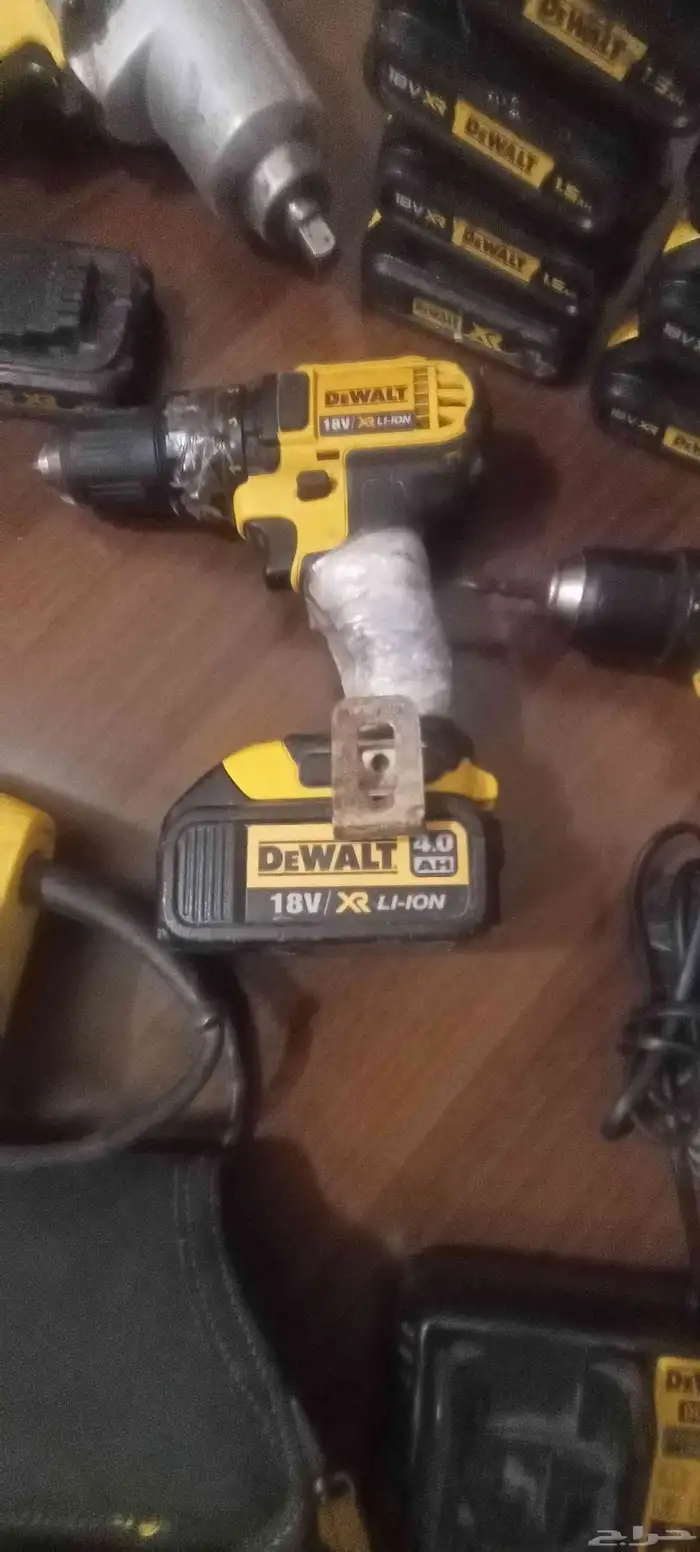 مجموعة من دريلات ديوالت و بطاريات الأصلية ومفك البراغي 3