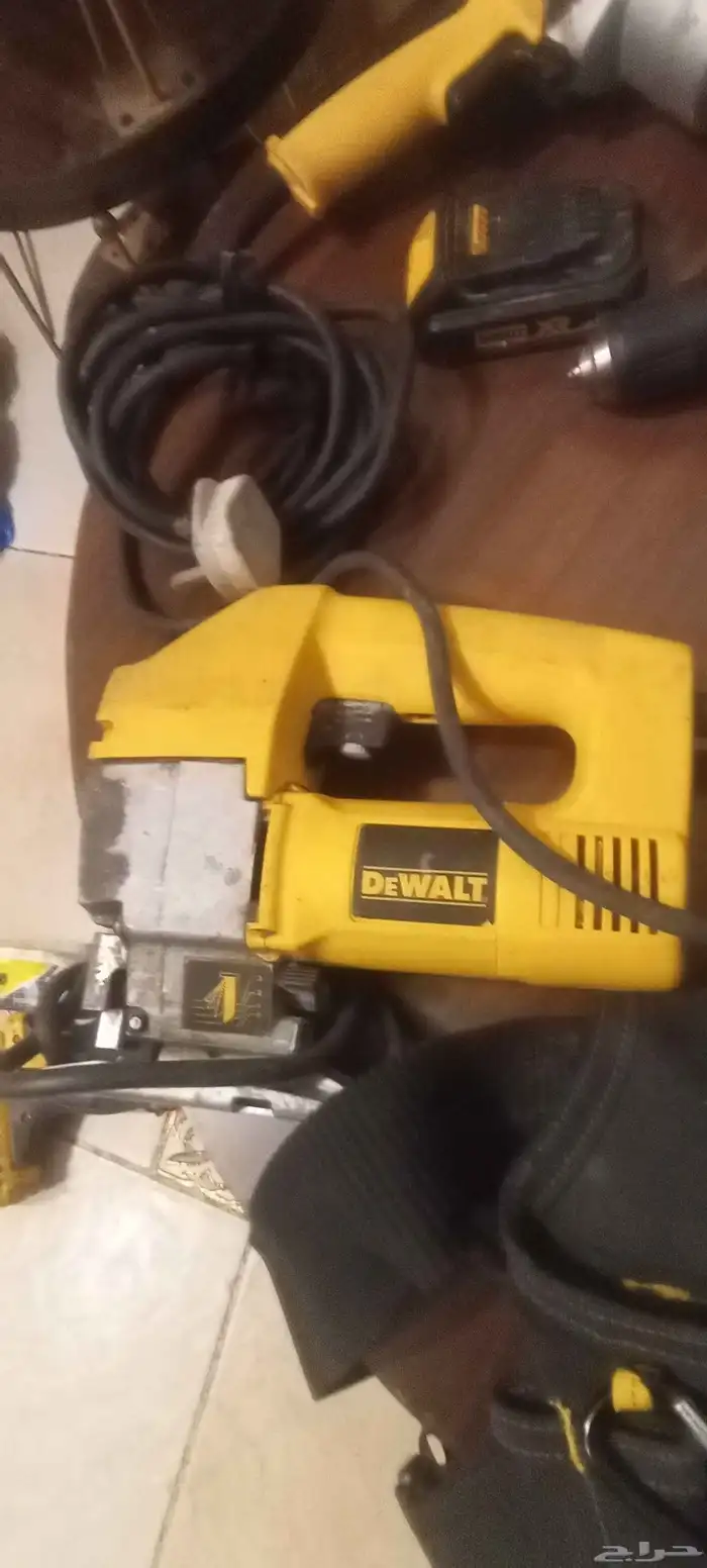 مجموعة من دريلات ديوالت و بطاريات الأصلية ومفك البراغي 4