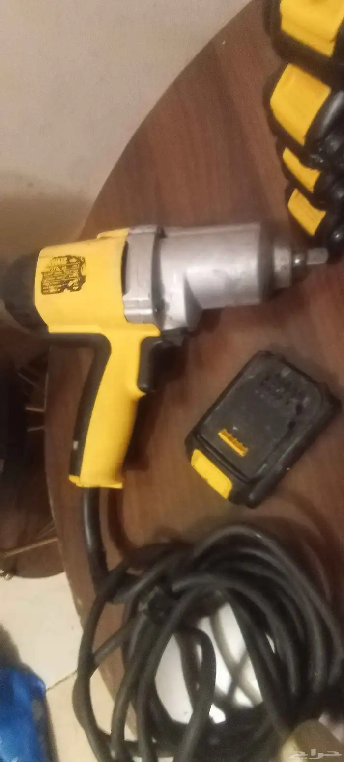 مجموعة من دريلات ديوالت و بطاريات الأصلية ومفك البراغي 2
