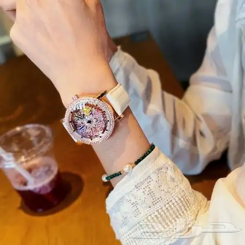 ساعة حريمي تريندي دوارة مينا ملونة لامعة اوستيك جلد ابيض و 3