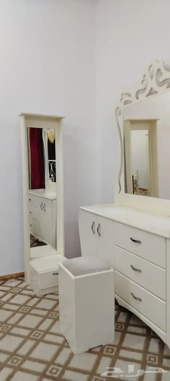 سرير وفرش وتسريحه وكمدينه ومرايه 2